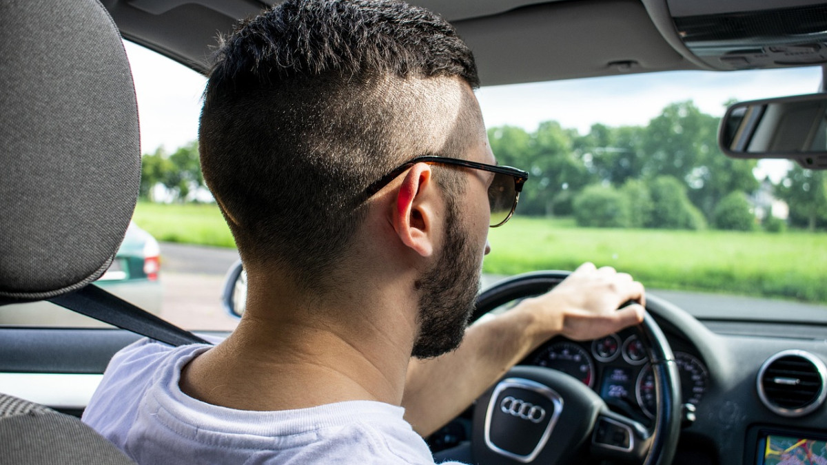homme au volant d'une Audi